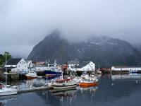 Hamnøy Hafen und wolkenverhangene Berge - Lofoten